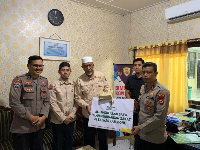 Kabag SDM Polres Bone Kompol Arsyad menyerahkan zakat fitrah ribuan personel Polres Bone kepada Ketua BAZNAS Kabupaten Bone Zainal Abidin, Selasa (17/3). (ist)