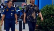 Narapidana kasus korupsi, Supriadi, keluyuran ke Cafe usai mengikuti sidang PK di PN Kendari. (int)