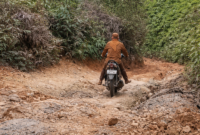 Viral di TikTok! Guru Jatuh Bangun di Jalan Rusak Demi Mengajar Anak Negeri. (foto:int)