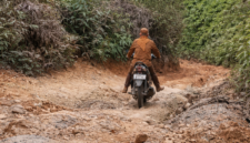 Viral di TikTok! Guru Jatuh Bangun di Jalan Rusak Demi Mengajar Anak Negeri. (foto:int)
