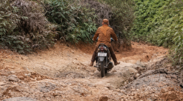 Viral di TikTok! Guru Jatuh Bangun di Jalan Rusak Demi Mengajar Anak Negeri. (foto:int)