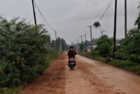 Kondisi jalan di Dusun Rompe, Kelurahan Bajoe yang licin usai diguyur hujan dan membahayakan pengendara, Kabupaten Bone. (ist)