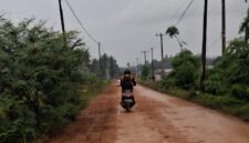 Kondisi jalan di Dusun Rompe, Kelurahan Bajoe yang licin usai diguyur hujan dan membahayakan pengendara, Kabupaten Bone. (ist)