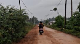 Kondisi jalan di Dusun Rompe, Kelurahan Bajoe yang licin usai diguyur hujan dan membahayakan pengendara, Kabupaten Bone. (ist)
