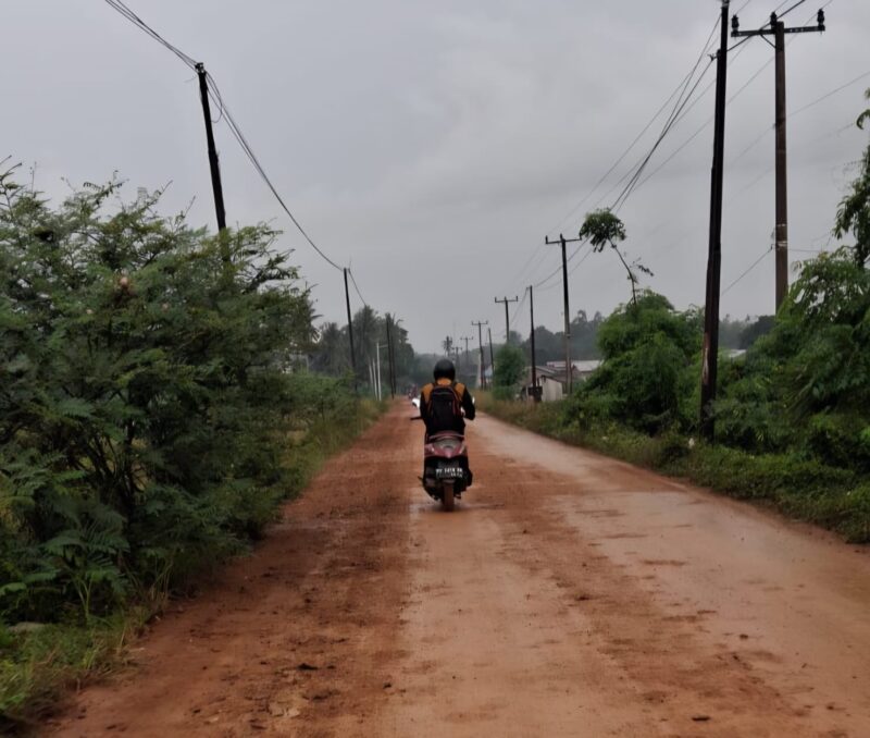 Kondisi jalan di Dusun Rompe, Kelurahan Bajoe yang licin usai diguyur hujan dan membahayakan pengendara, Kabupaten Bone. (ist)