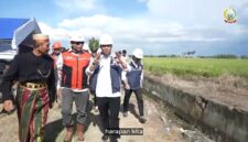 Gubernur Sulsel Andi Sudirman Sulaiman menghadiri acara peletakan batu pertama rehabilitasi Daerah Irigasi (DI) Paket 2 Tahun Anggaran 2026–2027 di DI Leworeng, Desa Tottong, Kecamatan Donri-donri, Rabu (8/4). (ist)