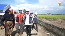 Gubernur Sulsel Andi Sudirman Sulaiman menghadiri acara peletakan batu pertama rehabilitasi Daerah Irigasi (DI) Paket 2 Tahun Anggaran 2026–2027 di DI Leworeng, Desa Tottong, Kecamatan Donri-donri, Rabu (8/4). (ist)