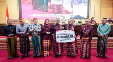 Gubernur Sulsel Andi Sudirman Sulaiman serahkan bantuan keuangan untuk Kabupaten Wajo saat menghadiri Rapat Paripurna dalam rangka Hari Jadi Wajo ke-627 di Kantor Bupati Wajo, Kamis (9/4). (ist)