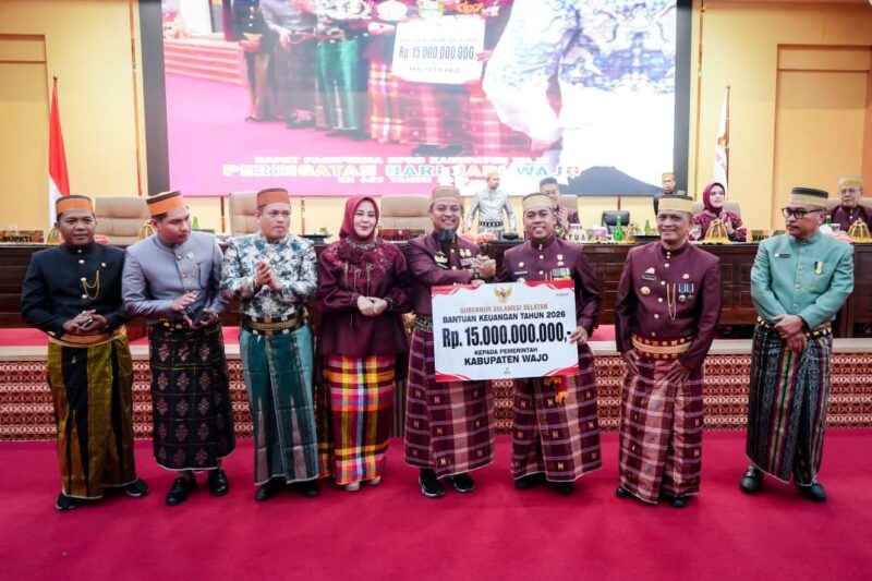 Gubernur Sulsel Andi Sudirman Sulaiman serahkan bantuan keuangan untuk Kabupaten Wajo saat menghadiri Rapat Paripurna dalam rangka Hari Jadi Wajo ke-627 di Kantor Bupati Wajo, Kamis (9/4). (ist)