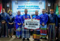 Gubernur Sulsel Andi Sudirman Sulaiman menyerahkan bantuan keuangan sebesar Rp7 miliar untuk Pemkot Parepare. (ist)