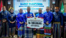 Gubernur Sulsel Andi Sudirman Sulaiman menyerahkan bantuan keuangan sebesar Rp7 miliar untuk Pemkot Parepare. (ist)