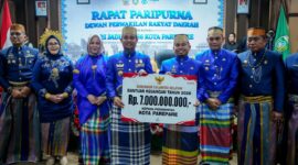 Gubernur Sulsel Andi Sudirman Sulaiman menyerahkan bantuan keuangan sebesar Rp7 miliar untuk Pemkot Parepare. (ist)
