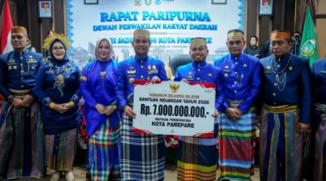 Gubernur Sulsel Andi Sudirman Sulaiman menyerahkan bantuan keuangan sebesar Rp7 miliar untuk Pemkot Parepare. (ist)