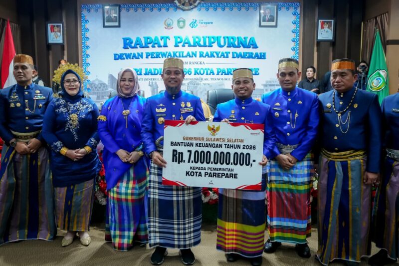 Gubernur Sulsel Andi Sudirman Sulaiman menyerahkan bantuan keuangan sebesar Rp7 miliar untuk Pemkot Parepare. (ist)