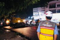 Kepala Dinas Bina Marga dan Bina Konstruksi Sulsel, Andi Ihsan, mengawasi pengaspalan malam di ruas Aroepala, Makassar, Jumat (17/4). (ist)