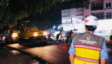 Kepala Dinas Bina Marga dan Bina Konstruksi Sulsel, Andi Ihsan, mengawasi pengaspalan malam di ruas Aroepala, Makassar, Jumat (17/4). (ist)