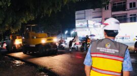 Kepala Dinas Bina Marga dan Bina Konstruksi Sulsel, Andi Ihsan, mengawasi pengaspalan malam di ruas Aroepala, Makassar, Jumat (17/4). (ist)