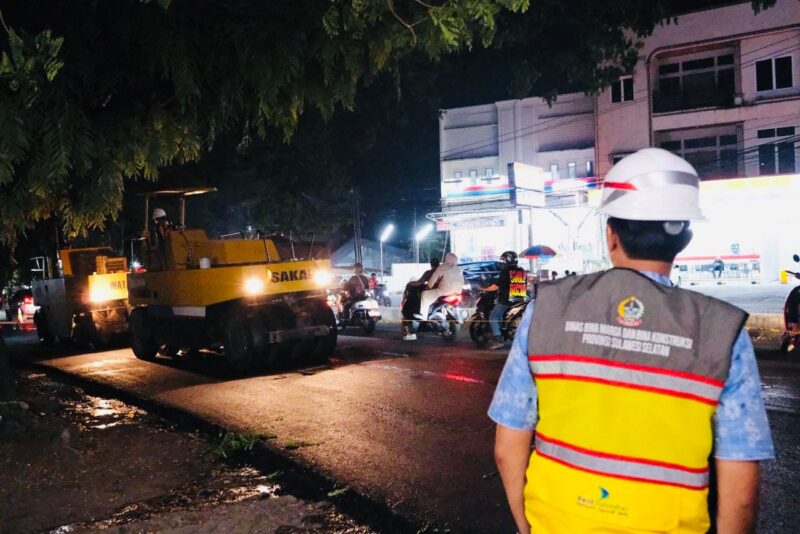 Kepala Dinas Bina Marga dan Bina Konstruksi Sulsel, Andi Ihsan, mengawasi pengaspalan malam di ruas Aroepala, Makassar, Jumat (17/4). (ist)