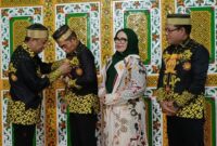 Ketua Umum DPP KKWA, Andi Bau Zaldi Datu Appo Mappanyukki. menyematkan pin kepada Direktur Utama Askrindo Andi Fankar Umran sebagai bentuk penghormatan, Bone, Minggu (20/4). (ist)