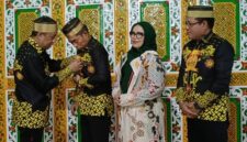 Ketua Umum DPP KKWA, Andi Bau Zaldi Datu Appo Mappanyukki. menyematkan pin kepada Direktur Utama Askrindo Andi Fankar Umran sebagai bentuk penghormatan, Bone, Minggu (20/4). (ist)