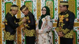 Ketua Umum DPP KKWA, Andi Bau Zaldi Datu Appo Mappanyukki. menyematkan pin kepada Direktur Utama Askrindo Andi Fankar Umran sebagai bentuk penghormatan, Bone, Minggu (20/4). (ist)