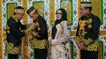 Ketua Umum DPP KKWA, Andi Bau Zaldi Datu Appo Mappanyukki. menyematkan pin kepada Direktur Utama Askrindo Andi Fankar Umran sebagai bentuk penghormatan, Bone, Minggu (20/4). (ist)