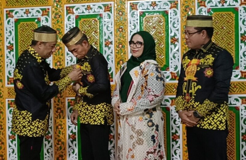 Ketua Umum DPP KKWA, Andi Bau Zaldi Datu Appo Mappanyukki. menyematkan pin kepada Direktur Utama Askrindo Andi Fankar Umran sebagai bentuk penghormatan, Bone, Minggu (20/4). (ist)