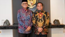 Gubernur Sulsel Andi Sudirman Sulaiman (kanan) berfoto bersama Menteri Pekerjaan Umum (PU) Dody Hanggodo. (ist)