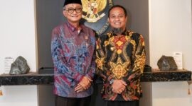 Gubernur Sulsel Andi Sudirman Sulaiman (kanan) berfoto bersama Menteri Pekerjaan Umum (PU) Dody Hanggodo. (ist)