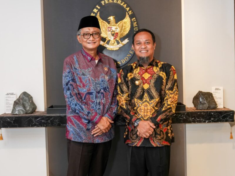 Gubernur Sulsel Andi Sudirman Sulaiman (kanan) berfoto bersama Menteri Pekerjaan Umum (PU) Dody Hanggodo. (ist)