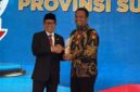 Menteri Koordinator Pemberdayaan Masyarakat RI, Abdul Muhaimin Iskandar, menyerahkan penghargaan kepada Gubernur Sulsel Andi Sudirman Sulaiman. (ist)