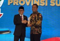 Menteri Koordinator Pemberdayaan Masyarakat RI, Abdul Muhaimin Iskandar, menyerahkan penghargaan kepada Gubernur Sulsel Andi Sudirman Sulaiman. (ist)