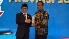 Menteri Koordinator Pemberdayaan Masyarakat RI, Abdul Muhaimin Iskandar, menyerahkan penghargaan kepada Gubernur Sulsel Andi Sudirman Sulaiman. (ist)