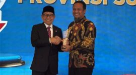 Menteri Koordinator Pemberdayaan Masyarakat RI, Abdul Muhaimin Iskandar, menyerahkan penghargaan kepada Gubernur Sulsel Andi Sudirman Sulaiman. (ist)