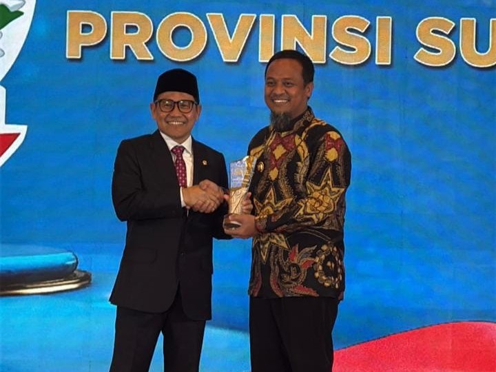 Menteri Koordinator Pemberdayaan Masyarakat RI, Abdul Muhaimin Iskandar, menyerahkan penghargaan kepada Gubernur Sulsel Andi Sudirman Sulaiman. (ist)