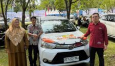 Gubernur Andi Sudirman Serahkan Mobil Operasional Untuk Puskesmas Rongkong. (foto:ist)