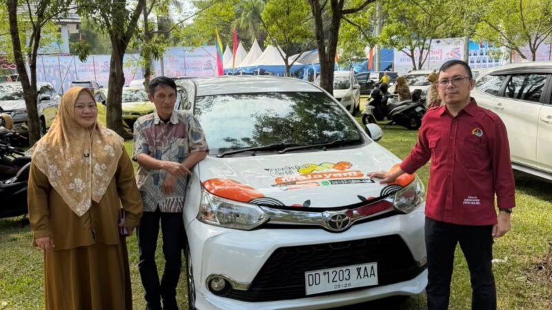 Gubernur Andi Sudirman Serahkan Mobil Operasional Untuk Puskesmas Rongkong. (foto:ist)
