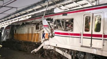 Malam Mencekam di Bekasi Timur, KA Tabrak KRL hingga Perjalanan Terganggu