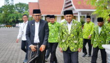Andi Akmal Pasluddin bersama Ketua Pimpinan Wilayah (PW) DMI Sulawesi Selatan Andi Muhammad Bau Sawa Mappanyukki. (ist)
