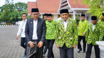 Andi Akmal Pasluddin bersama Ketua Pimpinan Wilayah (PW) DMI Sulawesi Selatan Andi Muhammad Bau Sawa Mappanyukki. (ist)
