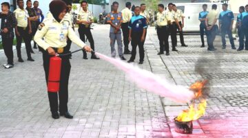 Tingkatkan Kesiapsiagaan Pekerja, BRI Cabang Sinjai Gelar Simulasi Pemadam Kebakaran