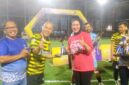 Sekwan DPRD Bontang Yessy Waspo menerima penghargaan The Best Spirit Leader pada Dispopar Cup 2026. (ist)