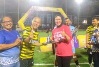 Sekwan DPRD Bontang Yessy Waspo menerima penghargaan The Best Spirit Leader pada Dispopar Cup 2026. (ist)