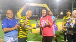 Sekwan DPRD Bontang Yessy Waspo menerima penghargaan The Best Spirit Leader pada Dispopar Cup 2026. (ist)