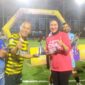 Sekwan DPRD Bontang Yessy Waspo menerima penghargaan The Best Spirit Leader pada Dispopar Cup 2026. (ist)