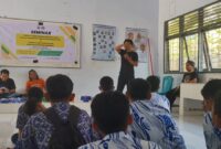 Forbes Bone memberikan edukasi ke pelajar tentang bahaya Narkoba. (ist)