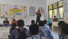 Forbes Bone memberikan edukasi ke pelajar tentang bahaya Narkoba. (ist)