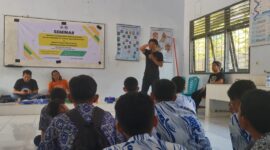 Forbes Bone memberikan edukasi ke pelajar tentang bahaya Narkoba. (ist)