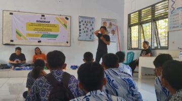 Forbes Bone memberikan edukasi ke pelajar tentang bahaya Narkoba. (ist)