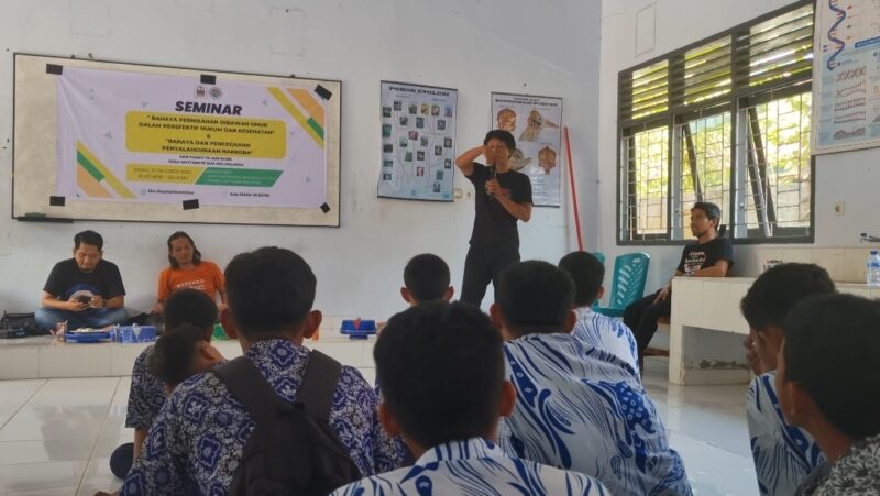 Forbes Bone memberikan edukasi ke pelajar tentang bahaya Narkoba. (ist)